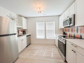 Réfrigérateur, four à micro-ondes, un four, surface de cuisson