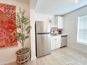 Fridge, microwave, oven, stovetop - The Local Giraffe ~ w/ firepit, convenient locatio (Mountain View)