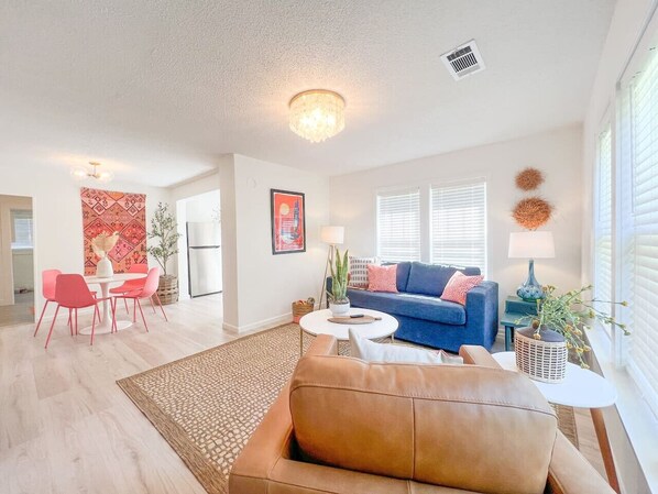 Smart TV - The Local Giraffe ~ w/ firepit, convenient locatio (Mountain View)