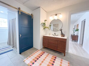 Hair dryer, towels, soap, shampoo - The Local Giraffe ~ w/ firepit, convenient locatio (Mountain View)
