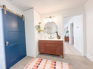 Interior - The Local Giraffe ~ w/ firepit, convenient locatio (Mountain View)