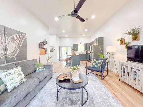 Homebase~ A Modern Apt close to Court Square