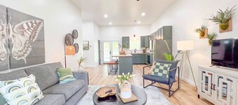 Homebase~ A Modern Apt close to Court Square