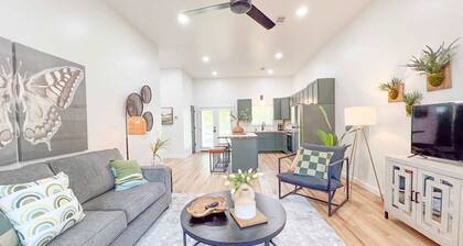 Homebase~ A Modern Apt close to Court Square