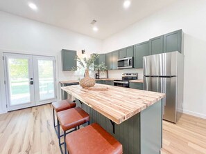 Fridge, microwave, oven, stovetop - Homebase~ A Modern Apt close to Court Square (Mountain View)