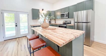 Homebase~ A Modern Apt close to Court Square