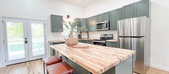 Homebase~ A Modern Apt w/ No Extra Cleaning Fee