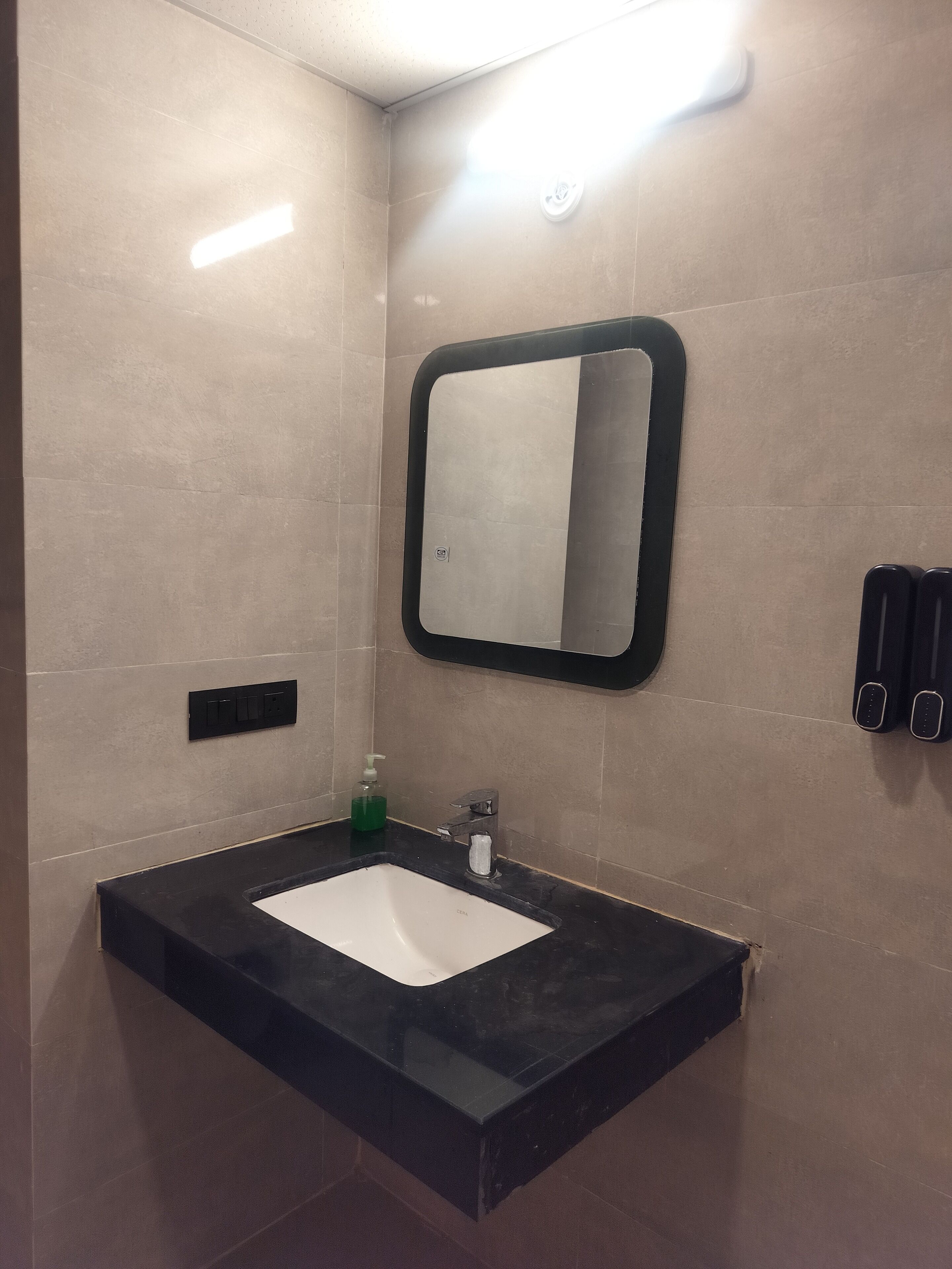 Pyyhkeet, saippua, sampoo, vessapaperi