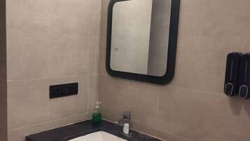 Pyyhkeet, saippua, sampoo, vessapaperi