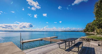 Blue Moon Waterfront Cottage w/ Hot Tub