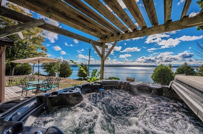 Waterfront Cottage - Incredible View and Hot Tub