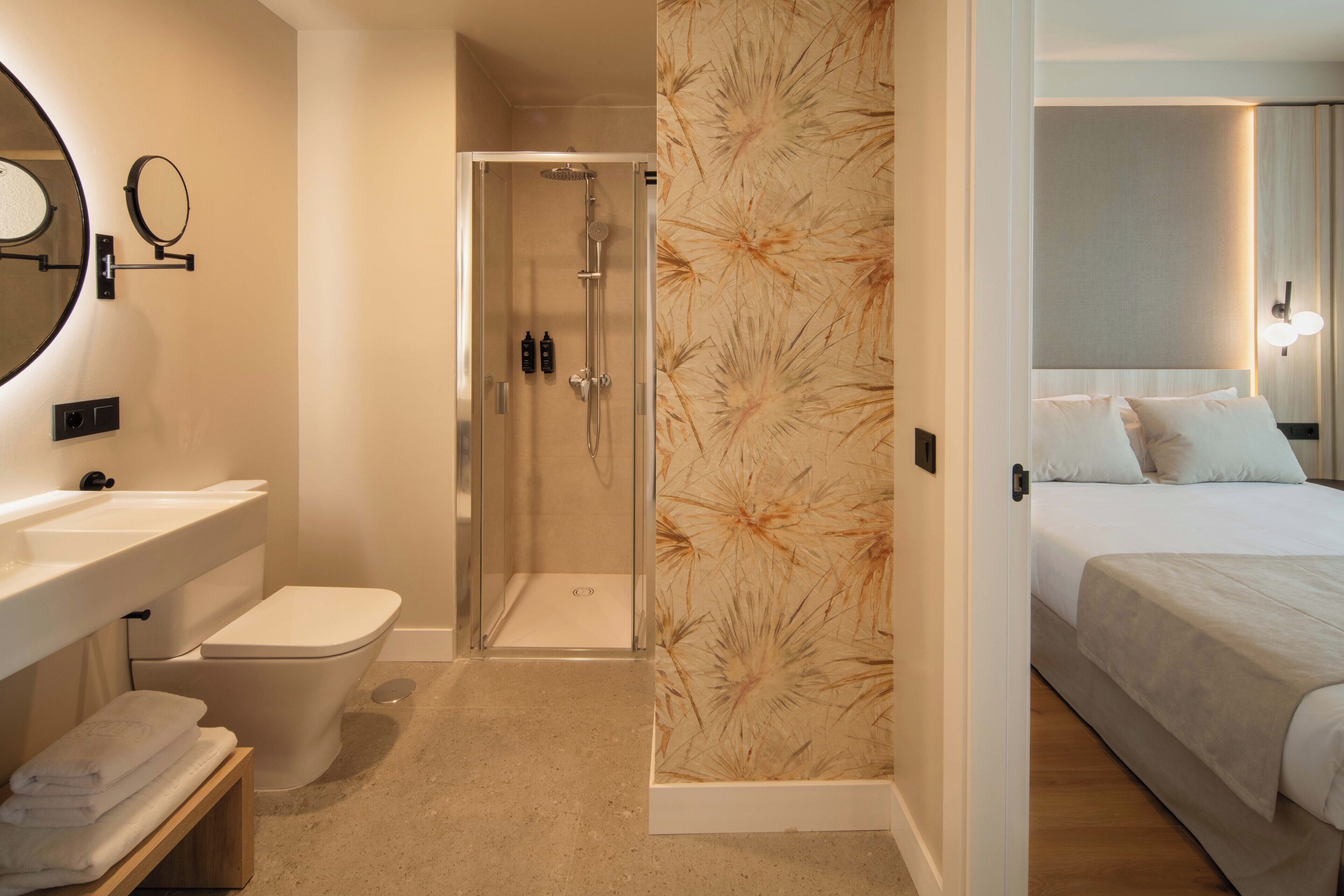 Shower, rainfall showerhead, free toiletries, hair dryer