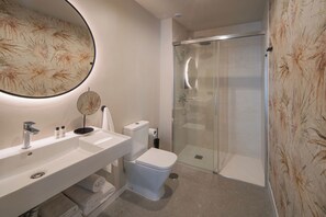 Shower, rainfall showerhead, free toiletries, hair dryer