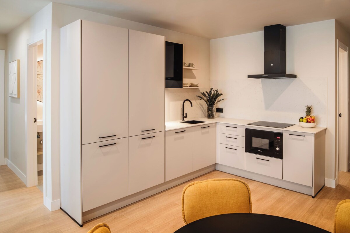 Cocina privada | Máquina de café espresso, frigorífico, microondas y placa de cocina