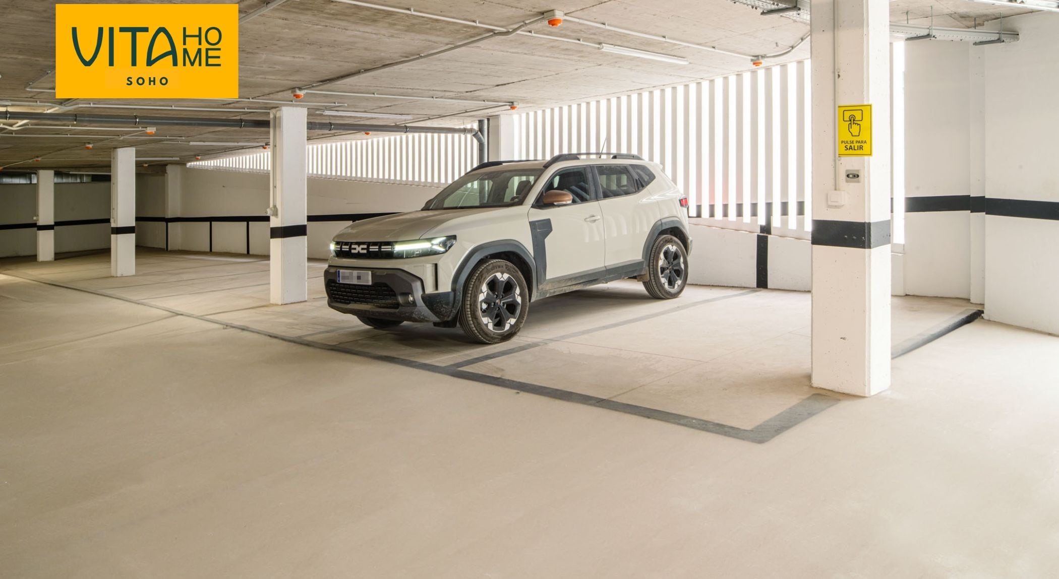 Un parking où est garé un VUS blanc dans un espace réservé à cet effet.