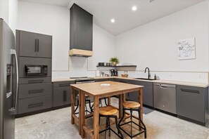 Kühlschrank, Mikrowelle, Ofen, Herdplatte