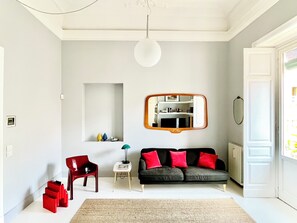 Smart TV, books, stereo