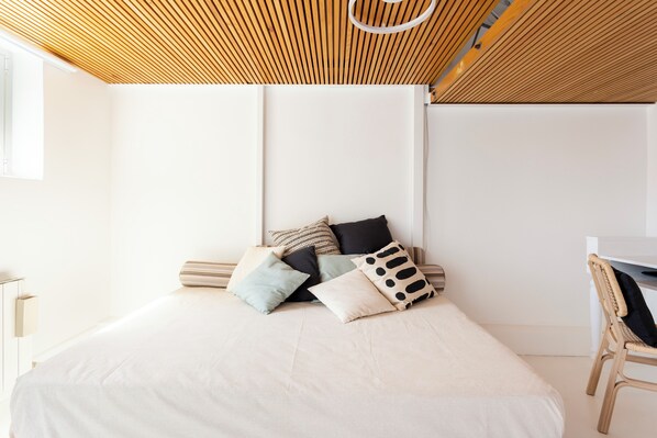 3 bedrooms, desk, WiFi, bed sheets
