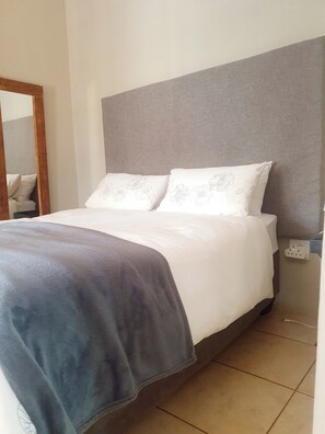 2 bedrooms, desk, iron/ironing board, WiFi - The Cottage @ Gecko 

 (Hectorspruit)
