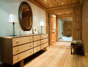 Apartment | Reception - Luxurious Alpine Flat With Hotel Amenities (Saanen)