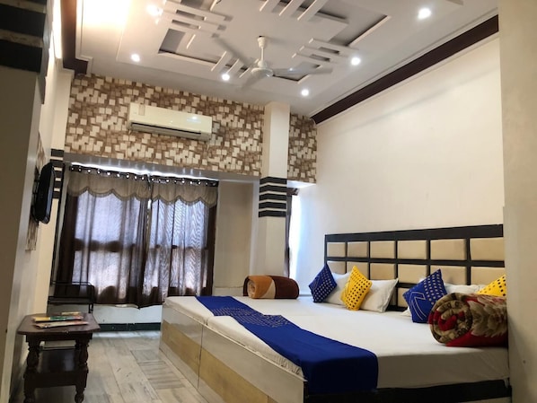 Espacio para trabajar con laptop, wifi gratis y ropa de cama