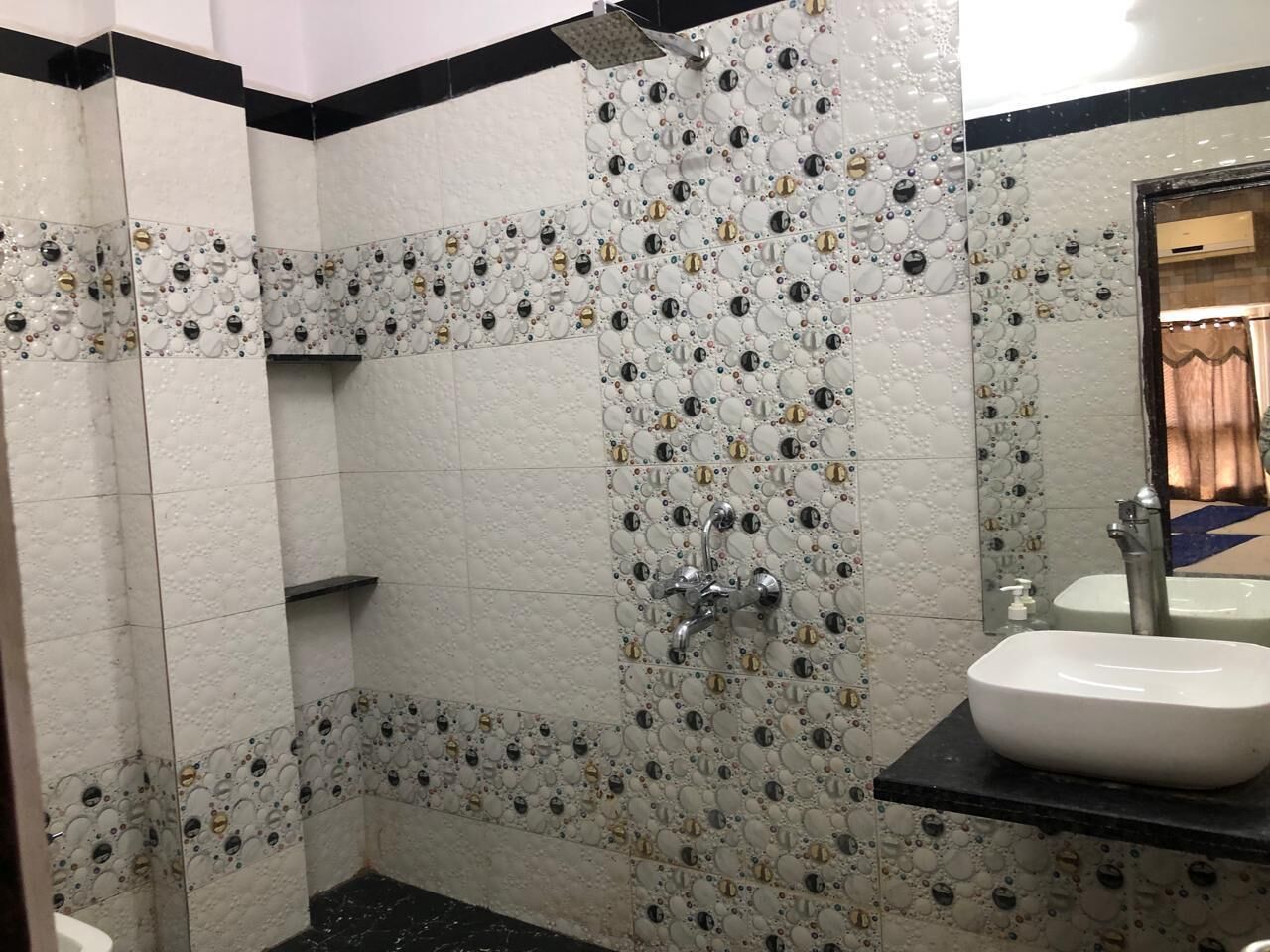 Douche, articles de toilette gratuits, serviettes fournies, savon