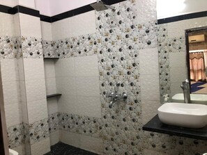 Ducha, artículos de tocador gratuitos, toallas, jabón