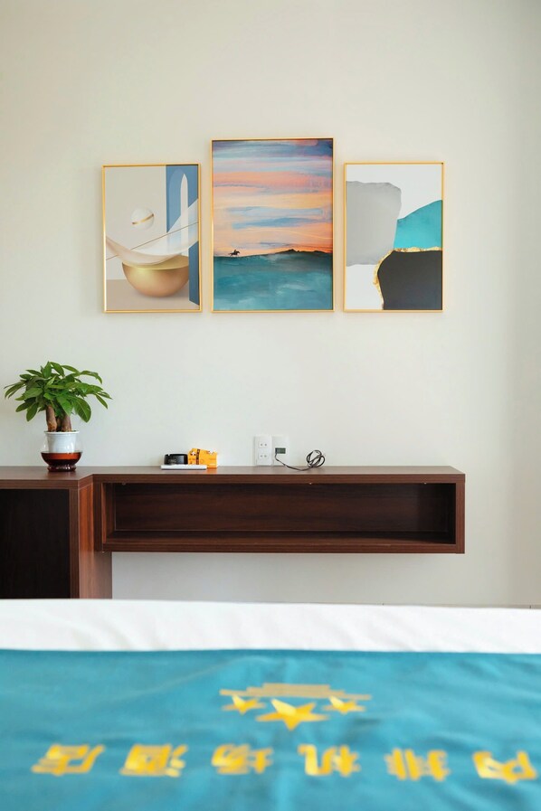 Schreibtisch, laptopgeeigneter Arbeitsplatz, kostenloses WLAN