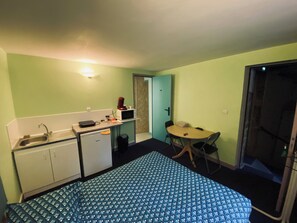 1 bedroom, bed sheets