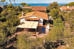 A house with a tiled roof, a covered patio, and a swimming pool. - Villino Saline (Orbetello)