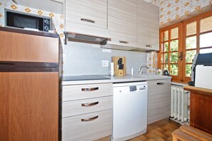 Family House, Multiple Bedrooms, Sea Facing (Villino Saline) | Private kitchen | Fridge, microwave, oven, stovetop - Villino Saline (Orbetello)