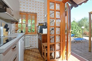 Family House, Multiple Bedrooms, Sea Facing (Villino Saline) | Private kitchen | Fridge, microwave, oven, stovetop - Villino Saline (Orbetello)