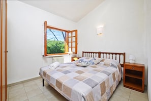 Perhetalo, 4 makuuhuonetta, takka, meren rannalla (Villino Saline) | 4 makuuhuonetta
