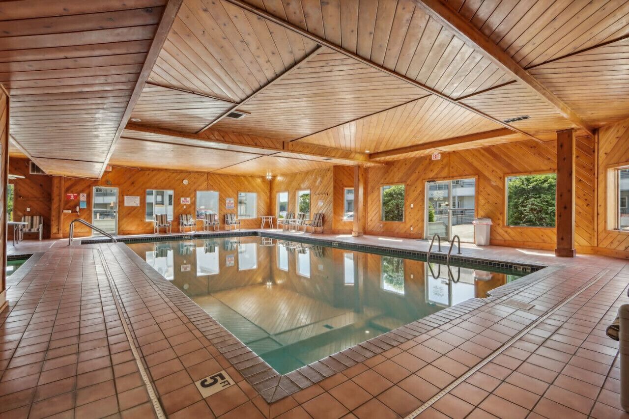 Una piscina cubierta, una piscina climatizada