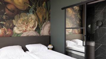 Economy tweepersoonskamer (patio/glass lift view, souterrain) | Een kluis op de kamer, verduisterende gordijnen, geluiddichte muren