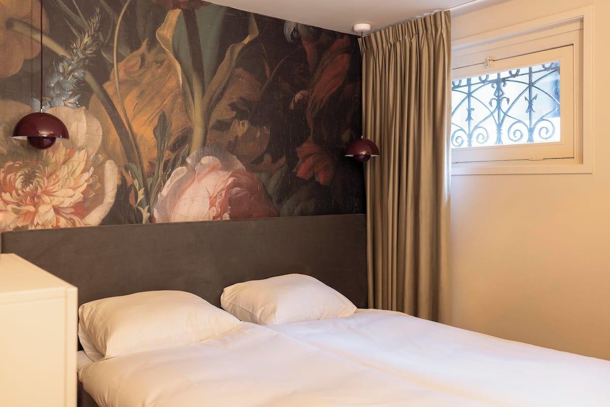 Double Room (street view, souterrain) | In-room safe, blackout curtains, soundproofing, free WiFi