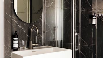 Een douche, een haardroger, handdoeken, zeep