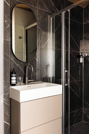 Ducha, secador de pelo, toallas, jabón