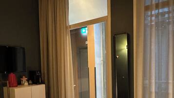 Een kluis op de kamer, verduisterende gordijnen, geluiddichte muren