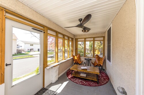 Comfortable and quiet 3-bedroom-walk to downtown