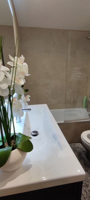 Toallas, shampoo, papel de baño 