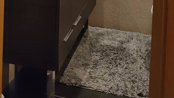 Serviettes fournies, shampoing, papier toilette