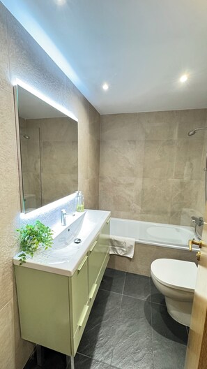 Serviettes fournies, shampoing, papier toilette