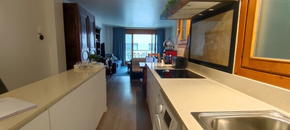 Fridge, microwave, oven, stovetop - Superb 3 bedroom apartment with WiFi in Andorra la Vella, ski, Caldea (Andorra la Vella)