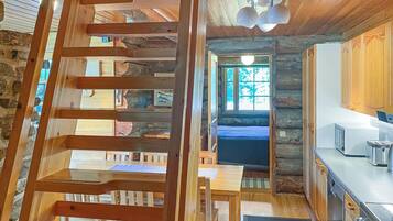 Kühlschrank, Mikrowelle, Geschirrspüler, Kochgeschirr/Geschirr/Besteck