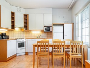 Kühlschrank, Mikrowelle, Geschirrspüler, Toaster