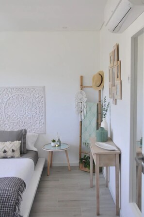 1 quarto, escrivaninha, ferros/tábuas de passar roupa, berço de viagem