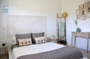 1 soverom, skrivebord, strykejern/-brett og reiseseng for barn