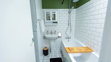 Kostenlose Toilettenartikel, Haartrockner, Handtücher, Seife