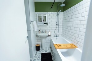 Kostenlose Toilettenartikel, Haartrockner, Handtücher, Seife